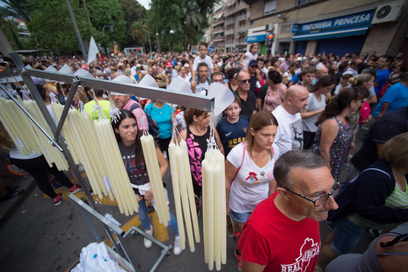 Miles de móviles captaron las imágenes de la romería, en la que no faltaron las flores, las velas, los sombreros, los churros y hasta un helicóptero. 