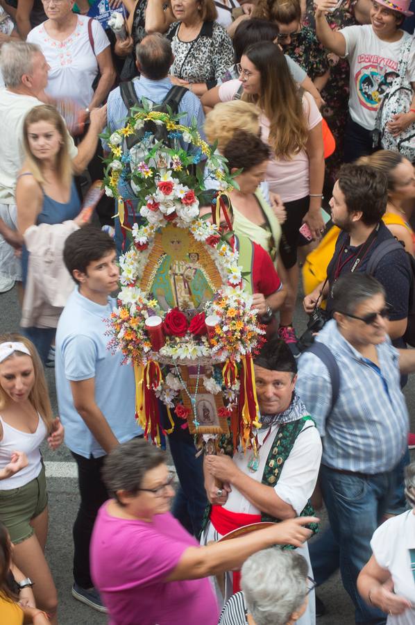 Miles de móviles captaron las imágenes de la romería, en la que no faltaron las flores, las velas, los sombreros, los churros y hasta un helicóptero. 