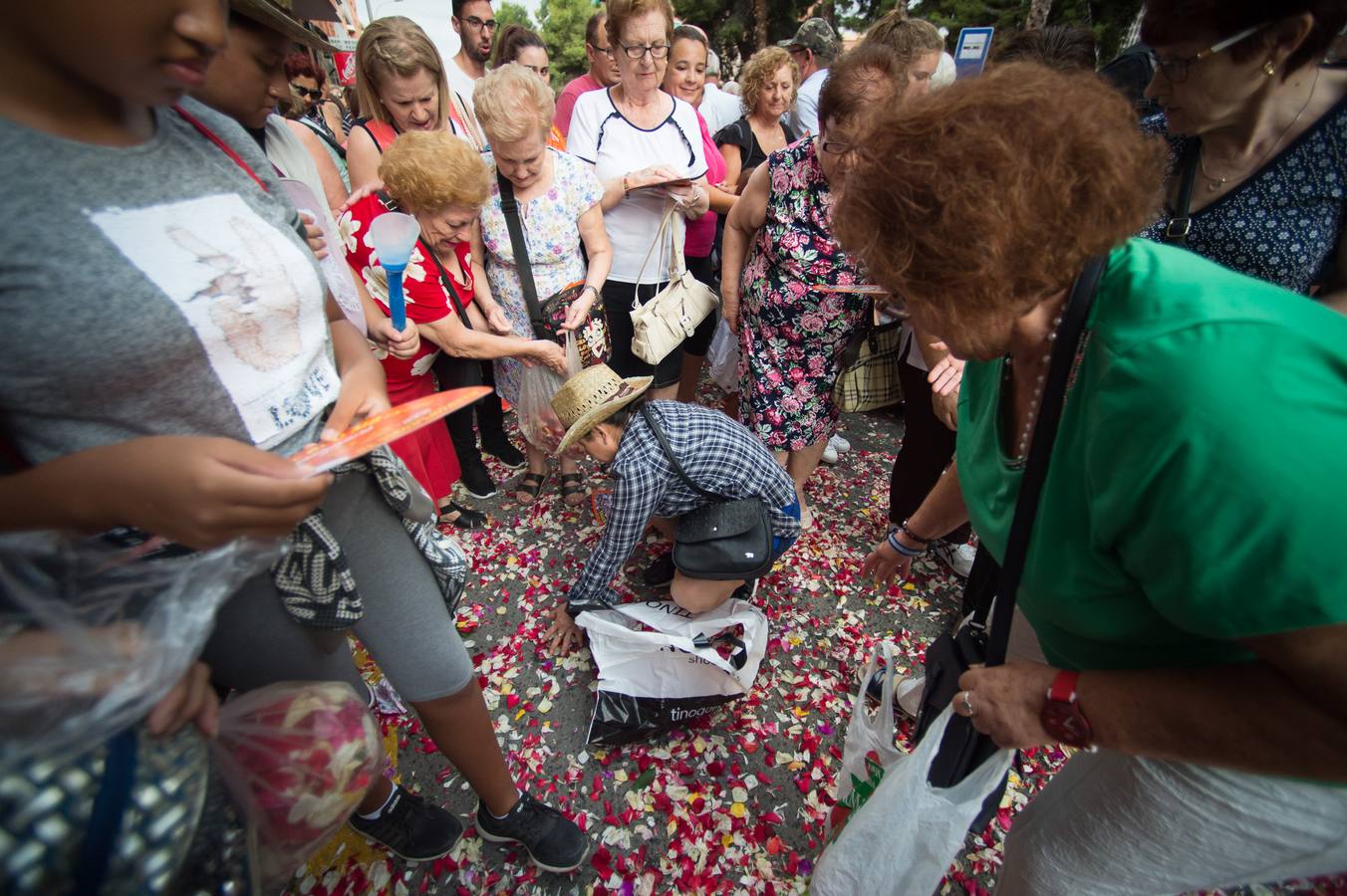 Miles de móviles captaron las imágenes de la romería, en la que no faltaron las flores, las velas, los sombreros, los churros y hasta un helicóptero. 
