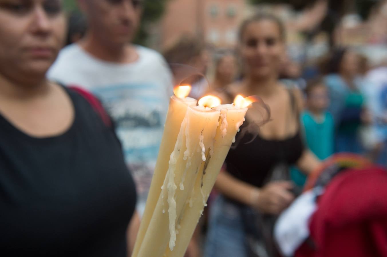 Miles de móviles captaron las imágenes de la romería, en la que no faltaron las flores, las velas, los sombreros, los churros y hasta un helicóptero. 