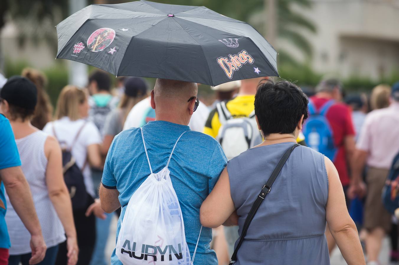 Miles de móviles captaron las imágenes de la romería, en la que no faltaron las flores, las velas, los sombreros, los churros y hasta un helicóptero. 
