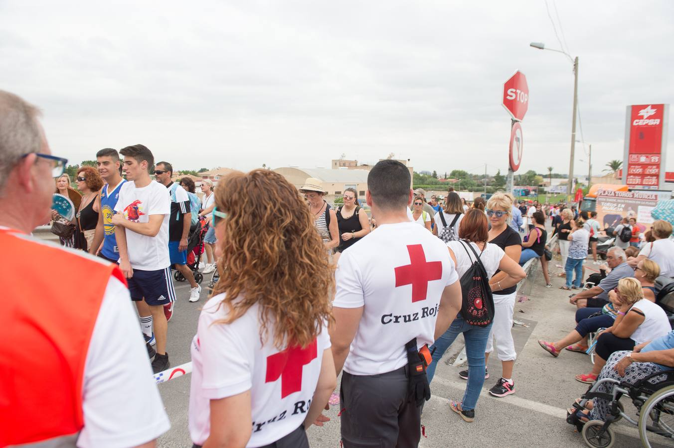 Miles de móviles captaron las imágenes de la romería, en la que no faltaron las flores, las velas, los sombreros, los churros y hasta un helicóptero. 