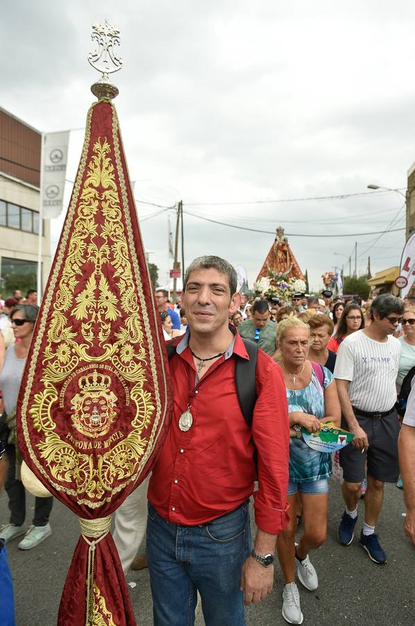Miles de móviles captaron las imágenes de la romería, en la que no faltaron las flores, las velas, los sombreros, los churros y hasta un helicóptero. 