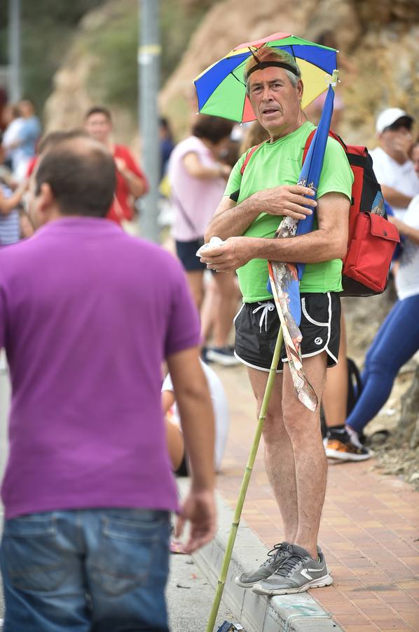 Miles de móviles captaron las imágenes de la romería, en la que no faltaron las flores, las velas, los sombreros, los churros y hasta un helicóptero. 