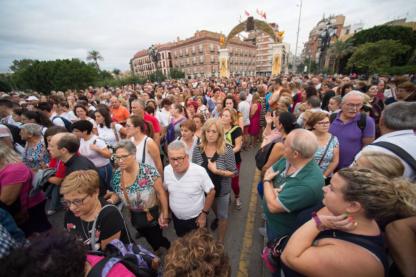 Cientos de miles de fieles desafiaron al mal tiempo para acompañar a la Patrona a su santuario de la Fuensanta.