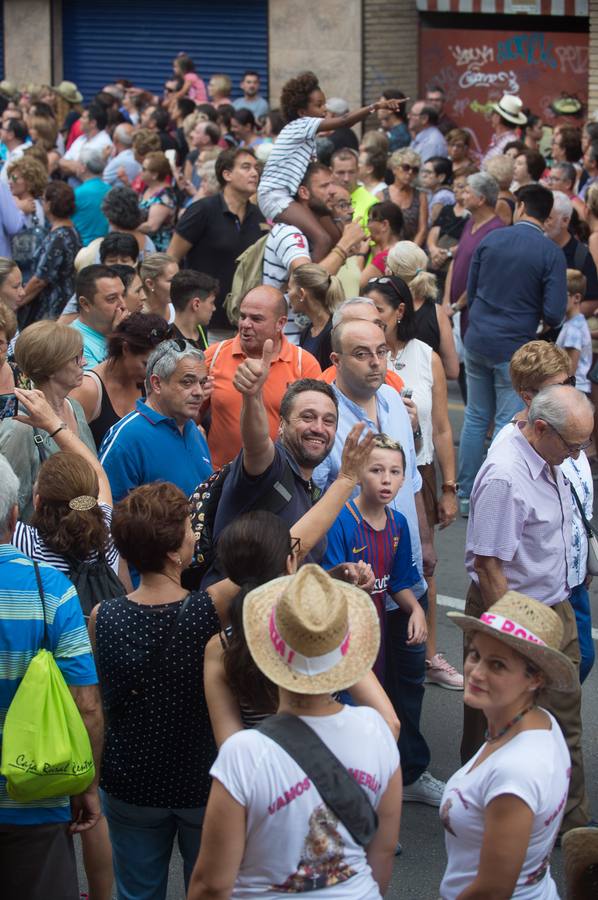 Cientos de miles de fieles desafiaron al mal tiempo para acompañar a la Patrona a su santuario de la Fuensanta.