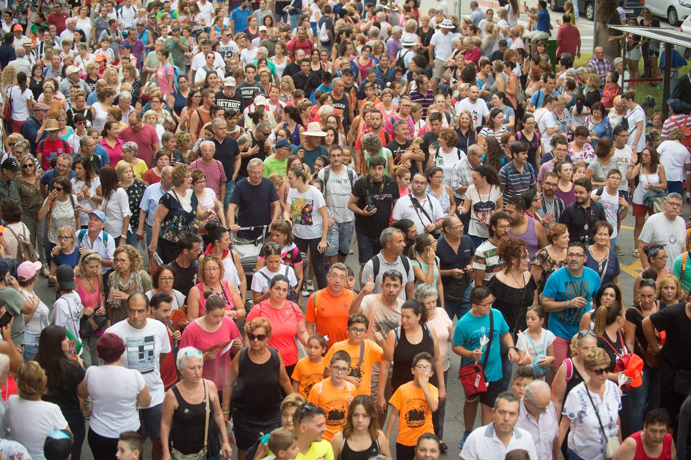 Cientos de miles de fieles desafiaron al mal tiempo para acompañar a la Patrona a su santuario de la Fuensanta.