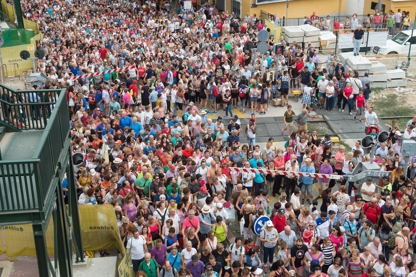 Cientos de miles de fieles desafiaron al mal tiempo para acompañar a la Patrona a su santuario de la Fuensanta.