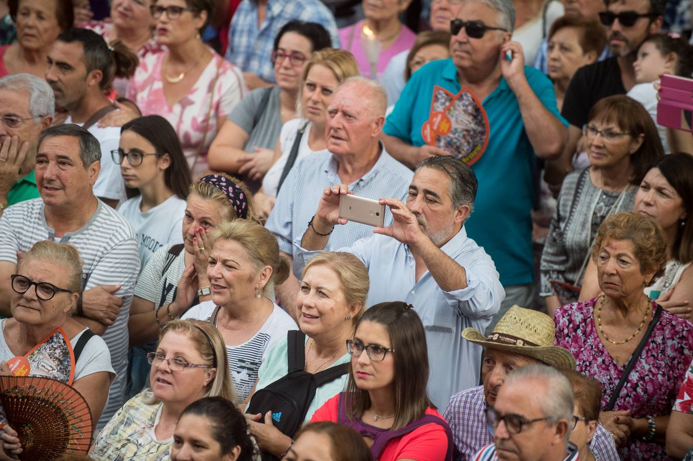 Cientos de miles de fieles desafiaron al mal tiempo para acompañar a la Patrona a su santuario de la Fuensanta.