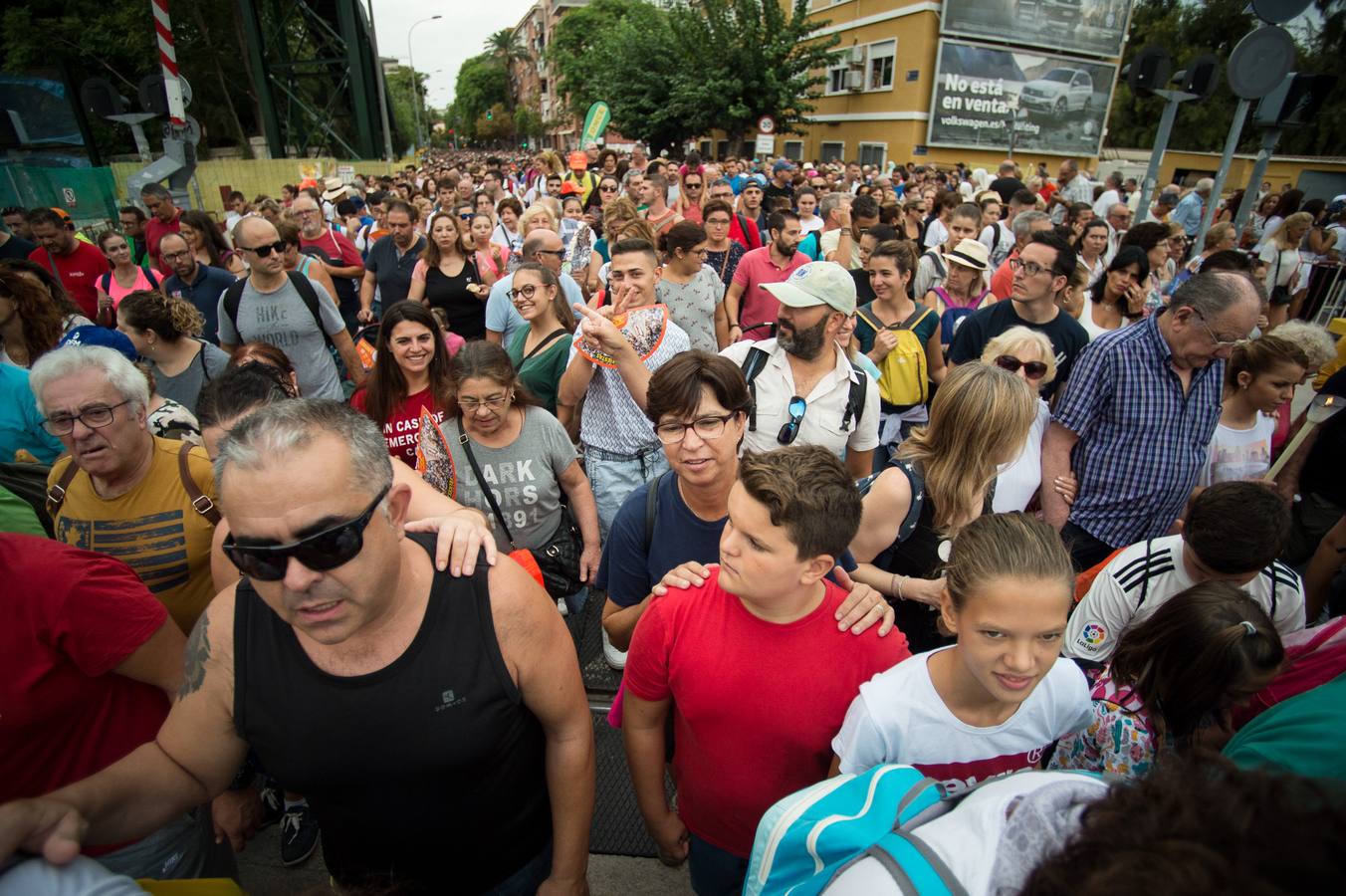 Cientos de miles de fieles desafiaron al mal tiempo para acompañar a la Patrona a su santuario de la Fuensanta.