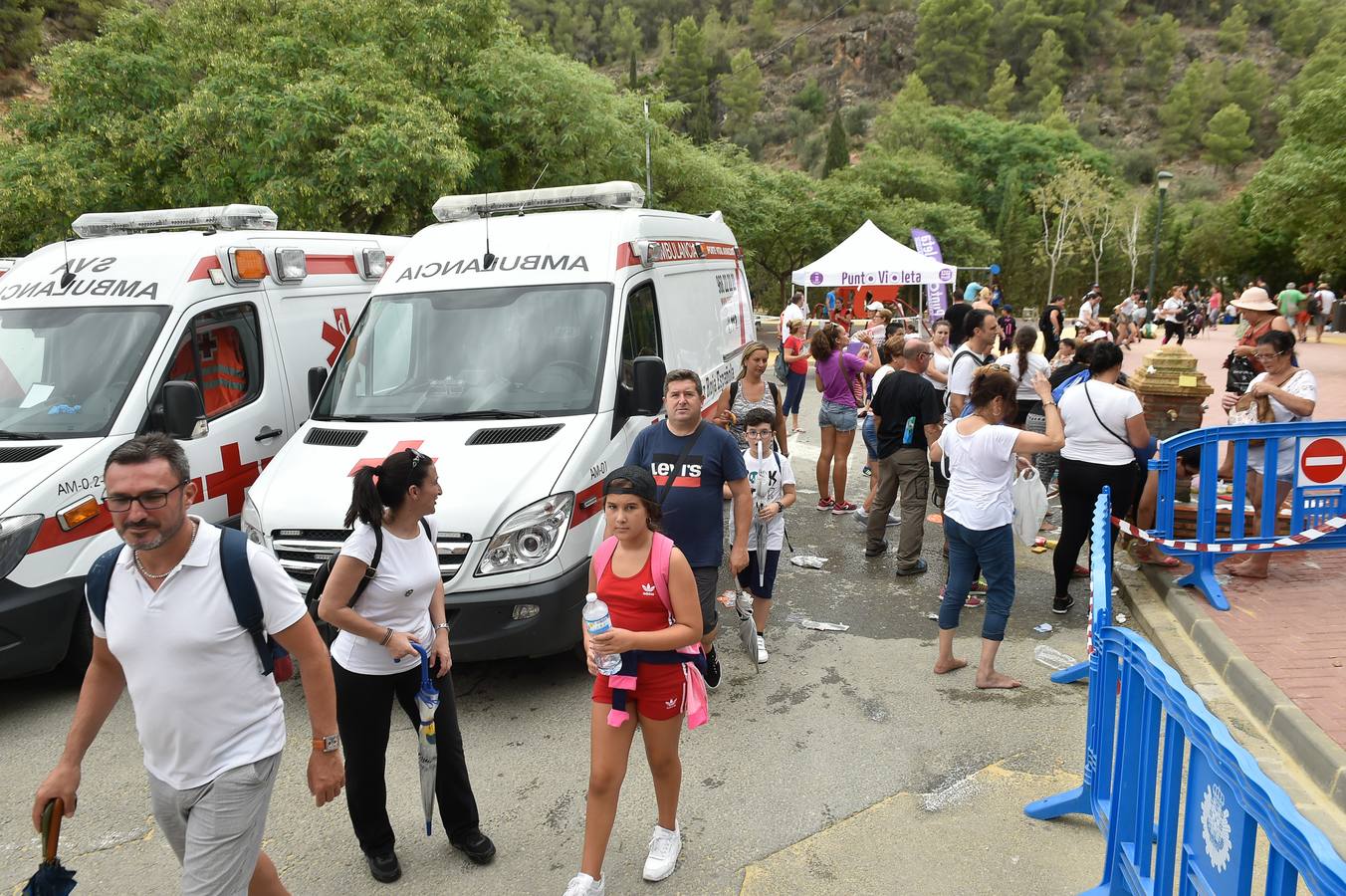 Cientos de miles de fieles desafiaron al mal tiempo para acompañar a la Patrona a su santuario de la Fuensanta.