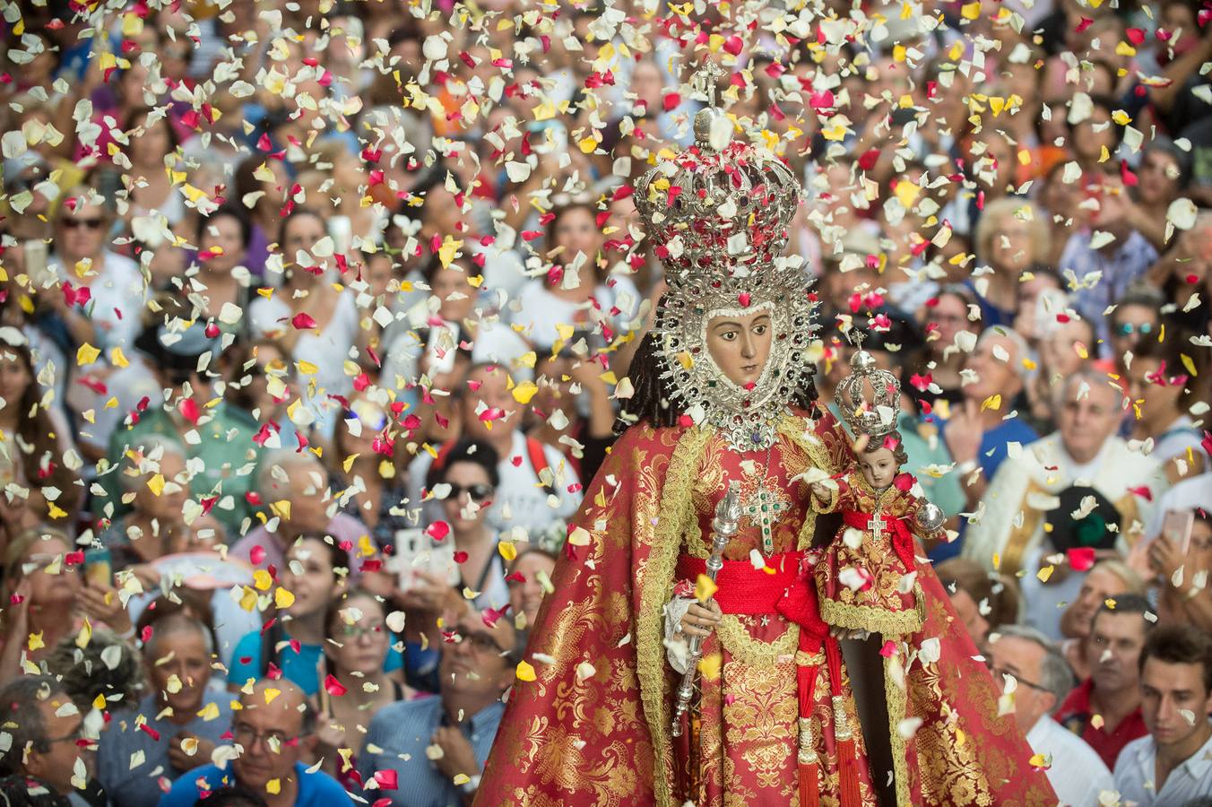 La Patrona de Murcia recorre el camino desde la Catedral hasta su santuario arropada por miles de romeros.