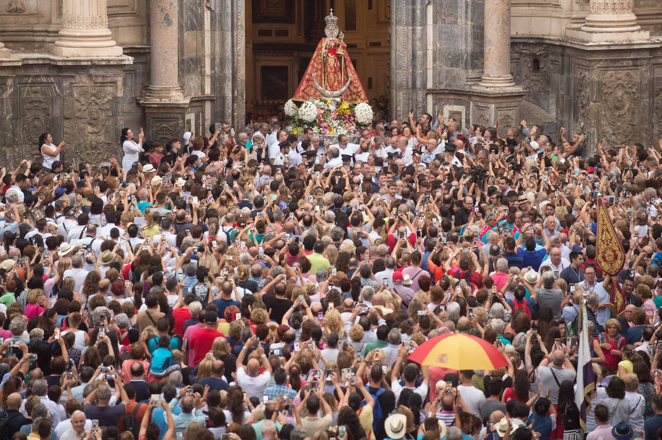 La Patrona de Murcia recorre el camino desde la Catedral hasta su santuario arropada por miles de romeros.