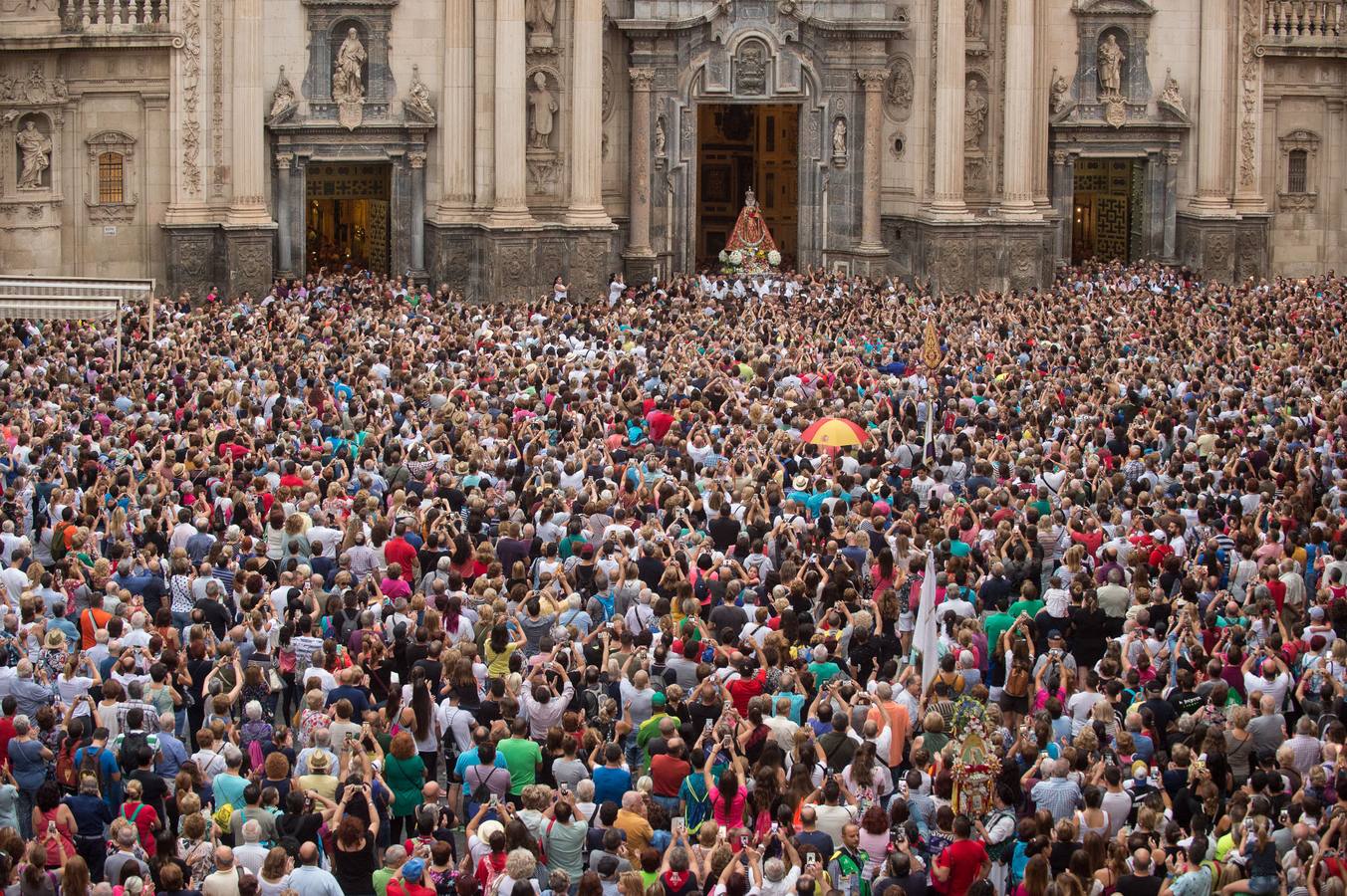 La Patrona de Murcia recorre el camino desde la Catedral hasta su santuario arropada por miles de romeros.