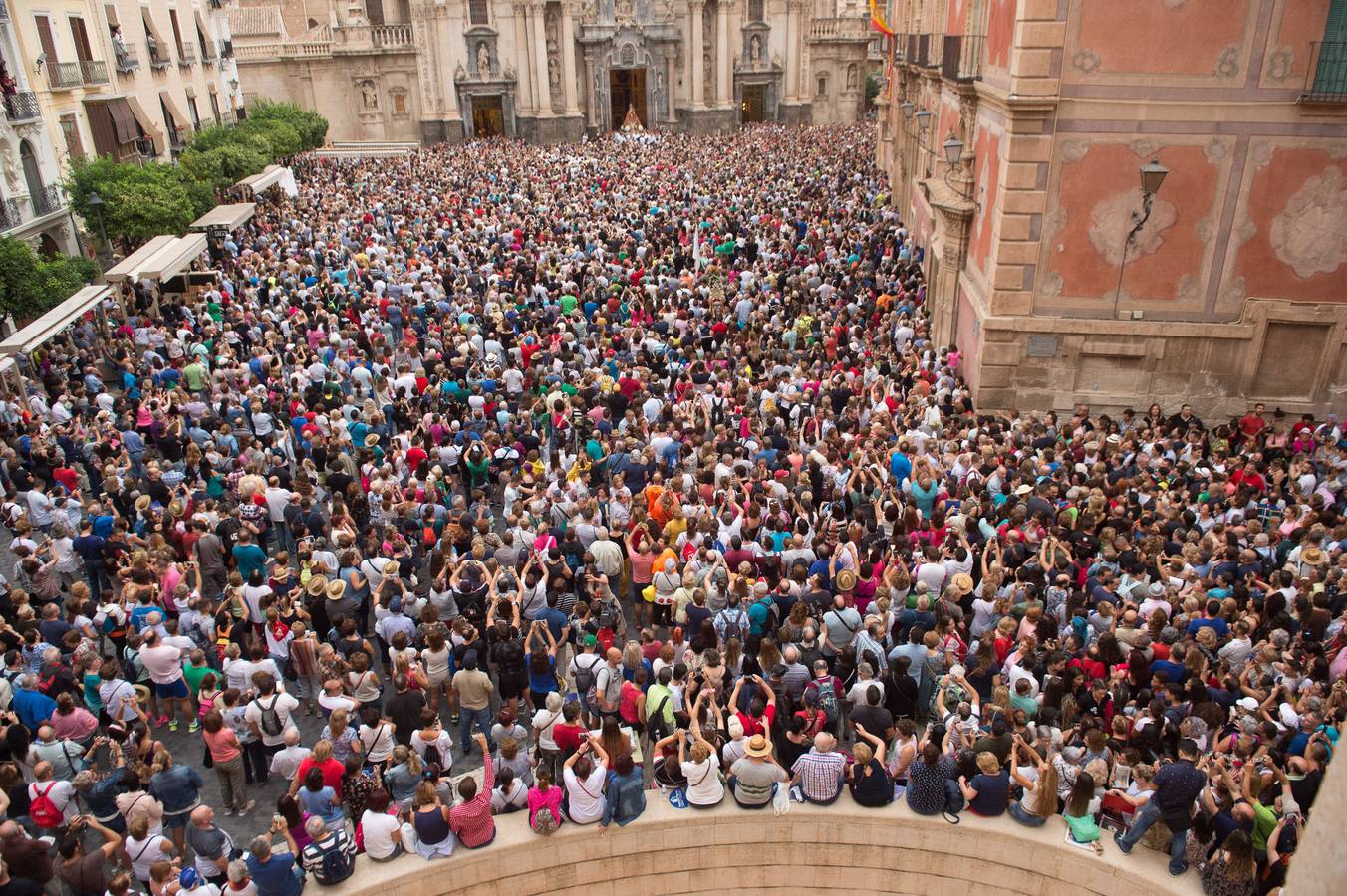 La Patrona de Murcia recorre el camino desde la Catedral hasta su santuario arropada por miles de romeros.