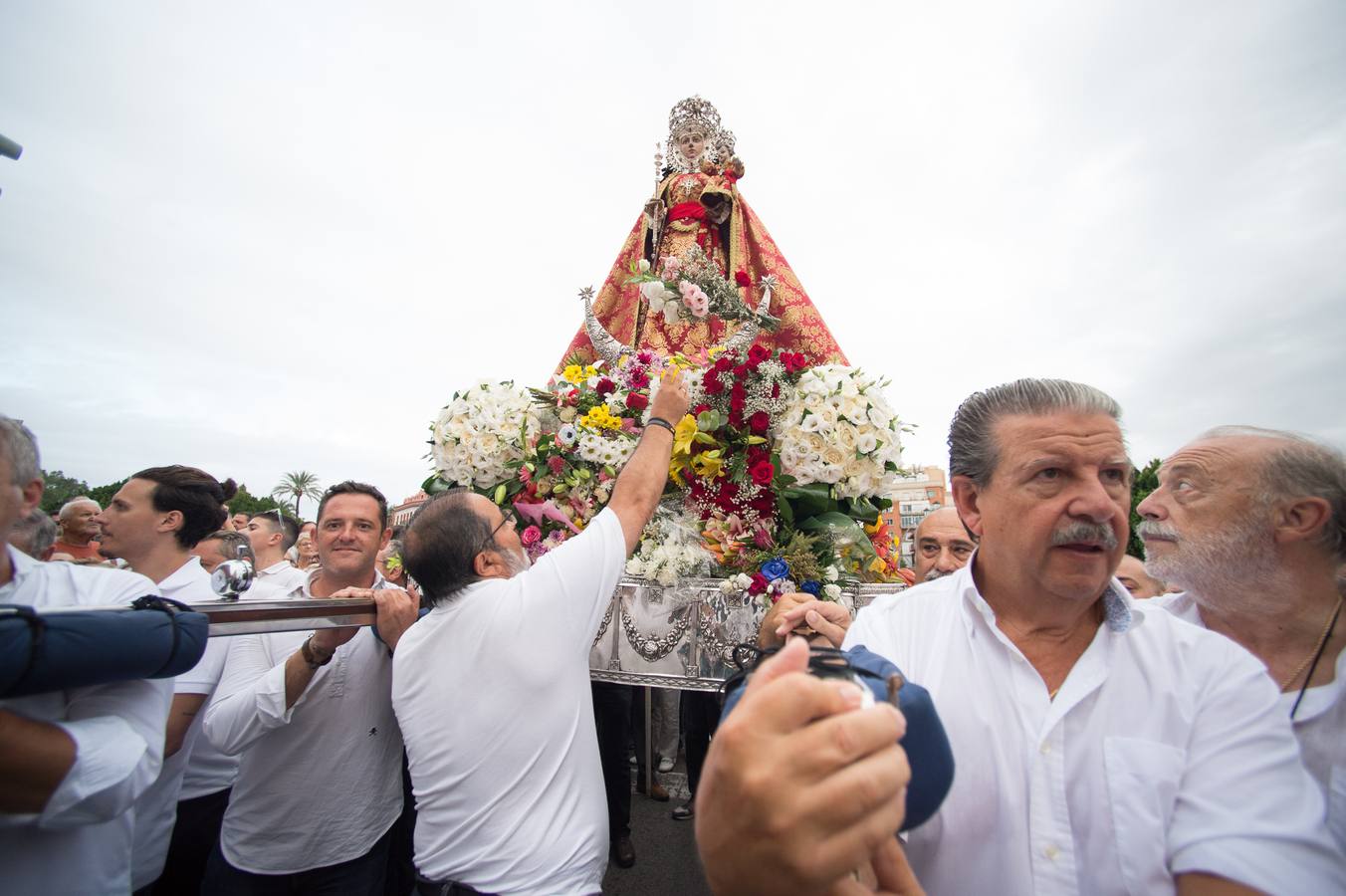 La Patrona de Murcia recorre el camino desde la Catedral hasta su santuario arropada por miles de romeros.