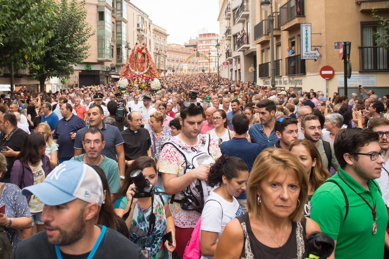 La Patrona de Murcia recorre el camino desde la Catedral hasta su santuario arropada por miles de romeros.