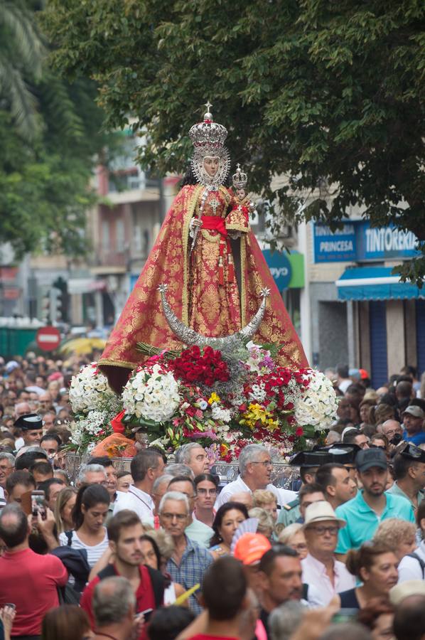 La Patrona de Murcia recorre el camino desde la Catedral hasta su santuario arropada por miles de romeros.
