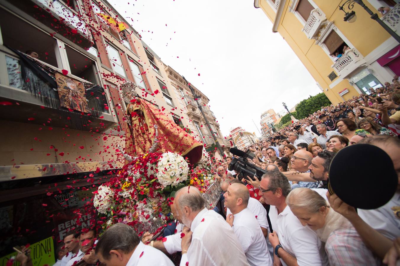 La Patrona de Murcia recorre el camino desde la Catedral hasta su santuario arropada por miles de romeros.