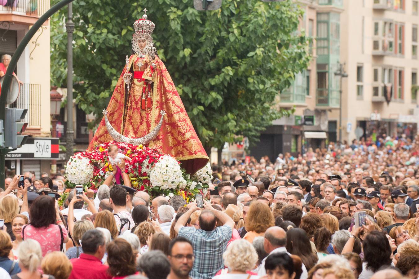 La Patrona de Murcia recorre el camino desde la Catedral hasta su santuario arropada por miles de romeros.