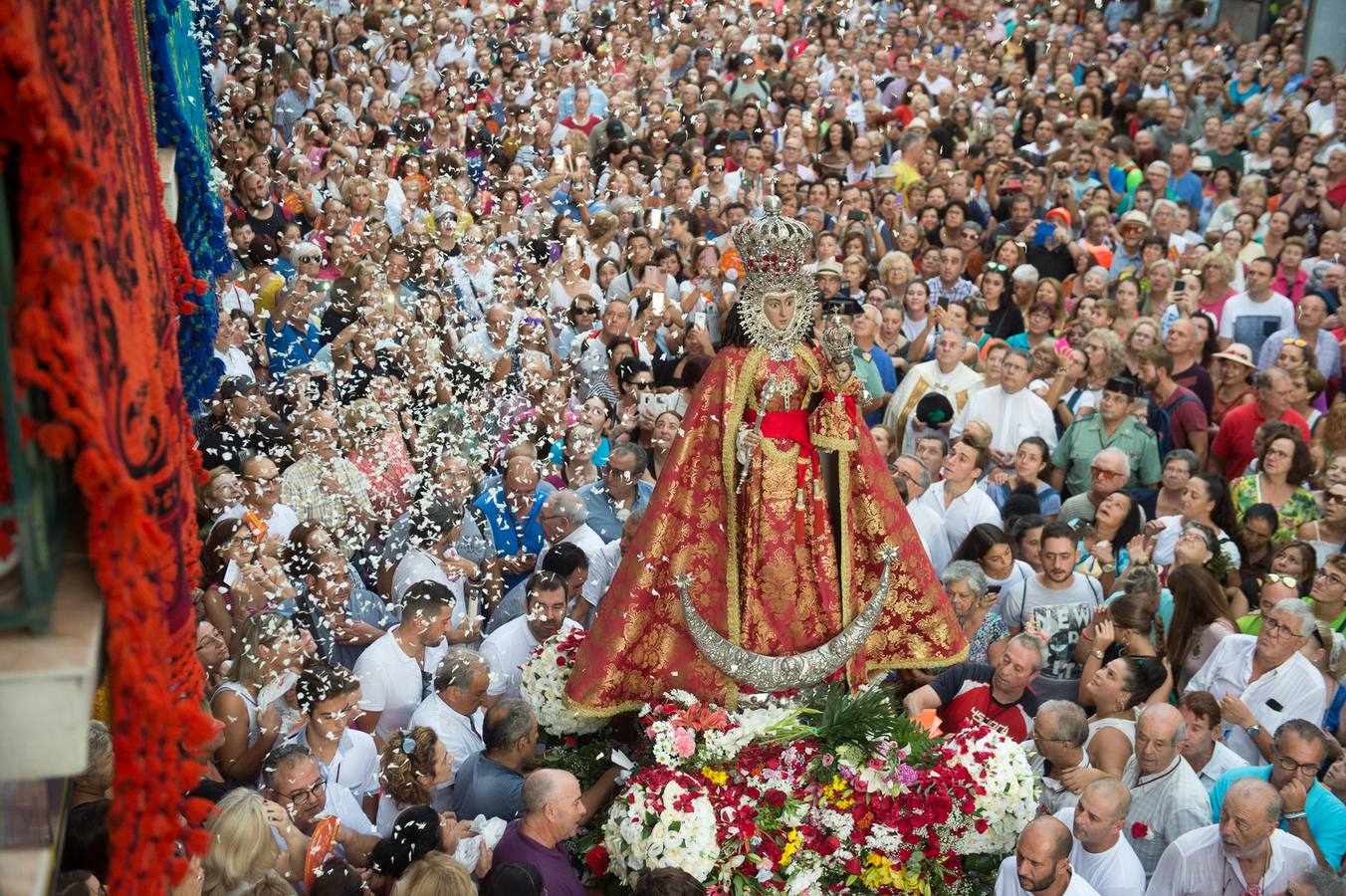 La Patrona de Murcia recorre el camino desde la Catedral hasta su santuario arropada por miles de romeros.