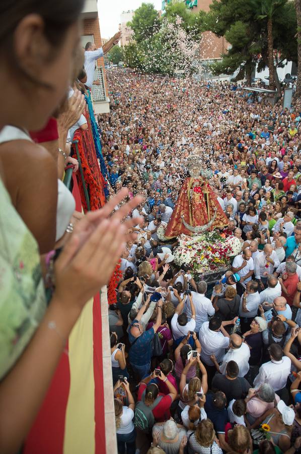 La Patrona de Murcia recorre el camino desde la Catedral hasta su santuario arropada por miles de romeros.