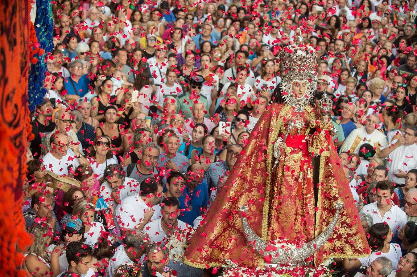 La Patrona de Murcia recorre el camino desde la Catedral hasta su santuario arropada por miles de romeros.