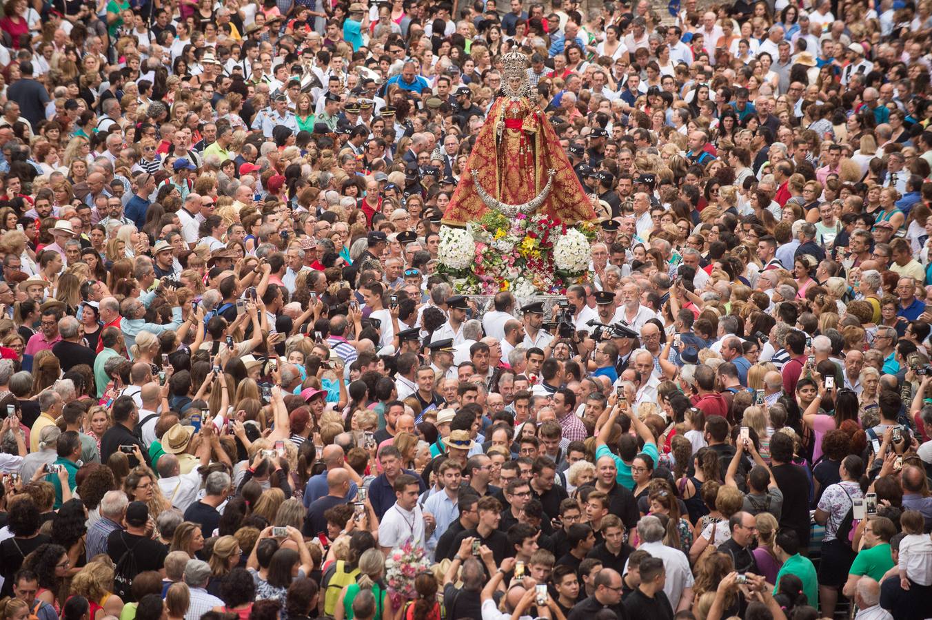 La Patrona de Murcia recorre el camino desde la Catedral hasta su santuario arropada por miles de romeros.