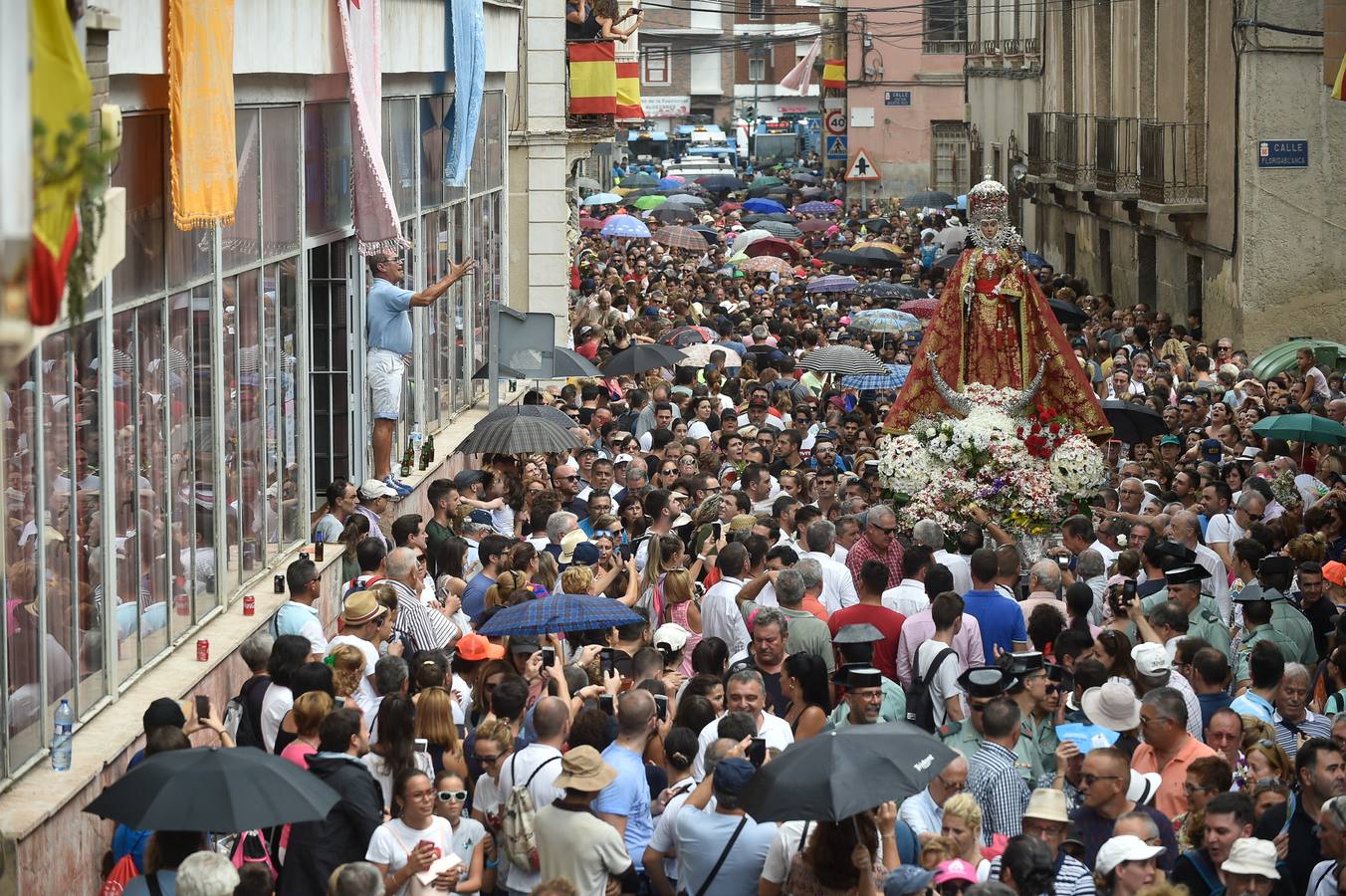 La Patrona de Murcia recorre el camino desde la Catedral hasta su santuario arropada por miles de romeros.