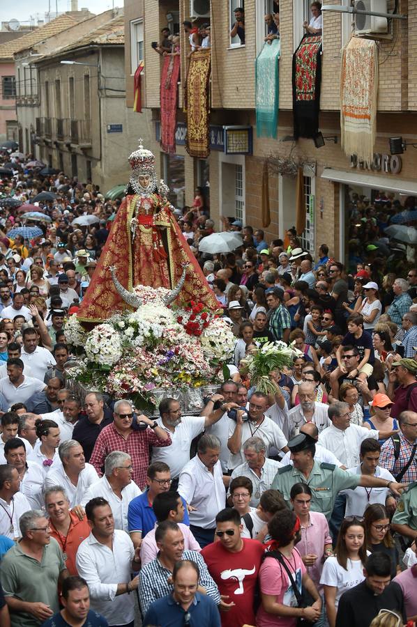 La Patrona de Murcia recorre el camino desde la Catedral hasta su santuario arropada por miles de romeros.
