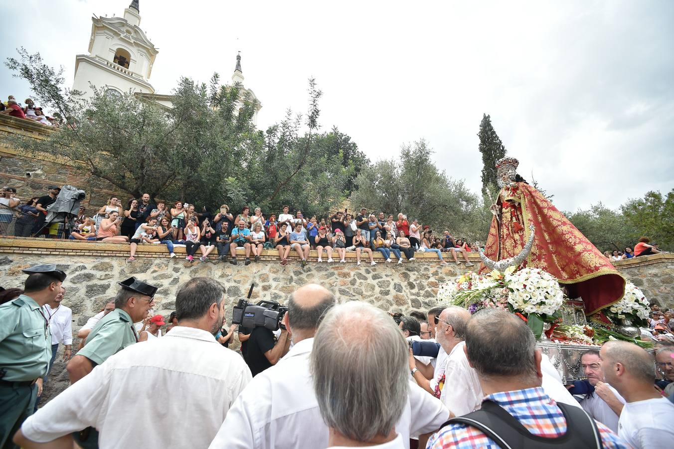 La Patrona de Murcia recorre el camino desde la Catedral hasta su santuario arropada por miles de romeros.