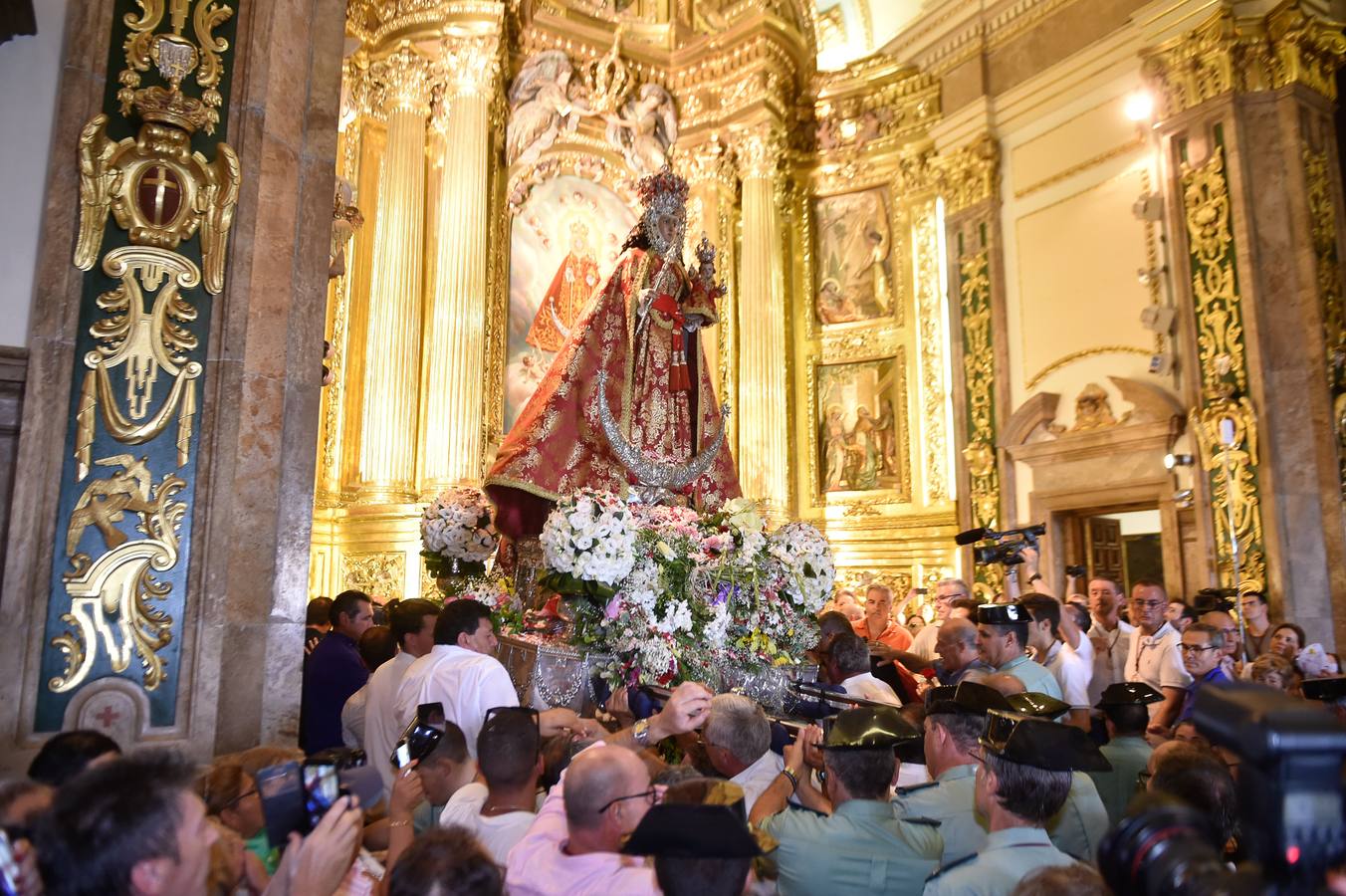 La Patrona de Murcia recorre el camino desde la Catedral hasta su santuario arropada por miles de romeros.