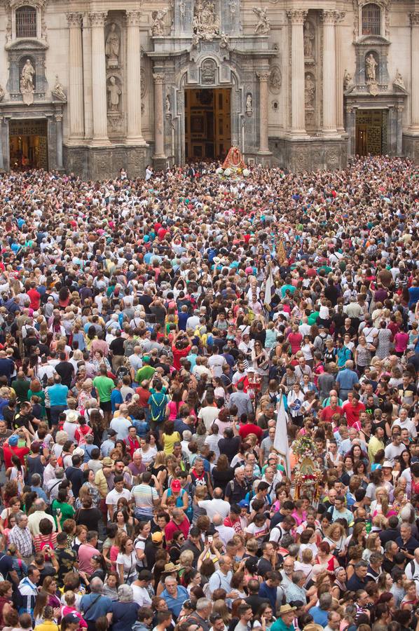 La Patrona de Murcia recorre el camino desde la Catedral hasta su santuario arropada por miles de romeros.
