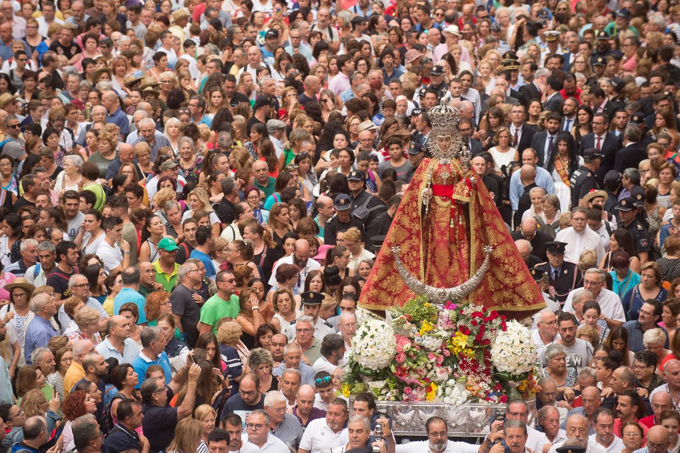 La Patrona de Murcia recorre el camino desde la Catedral hasta su santuario arropada por miles de romeros.