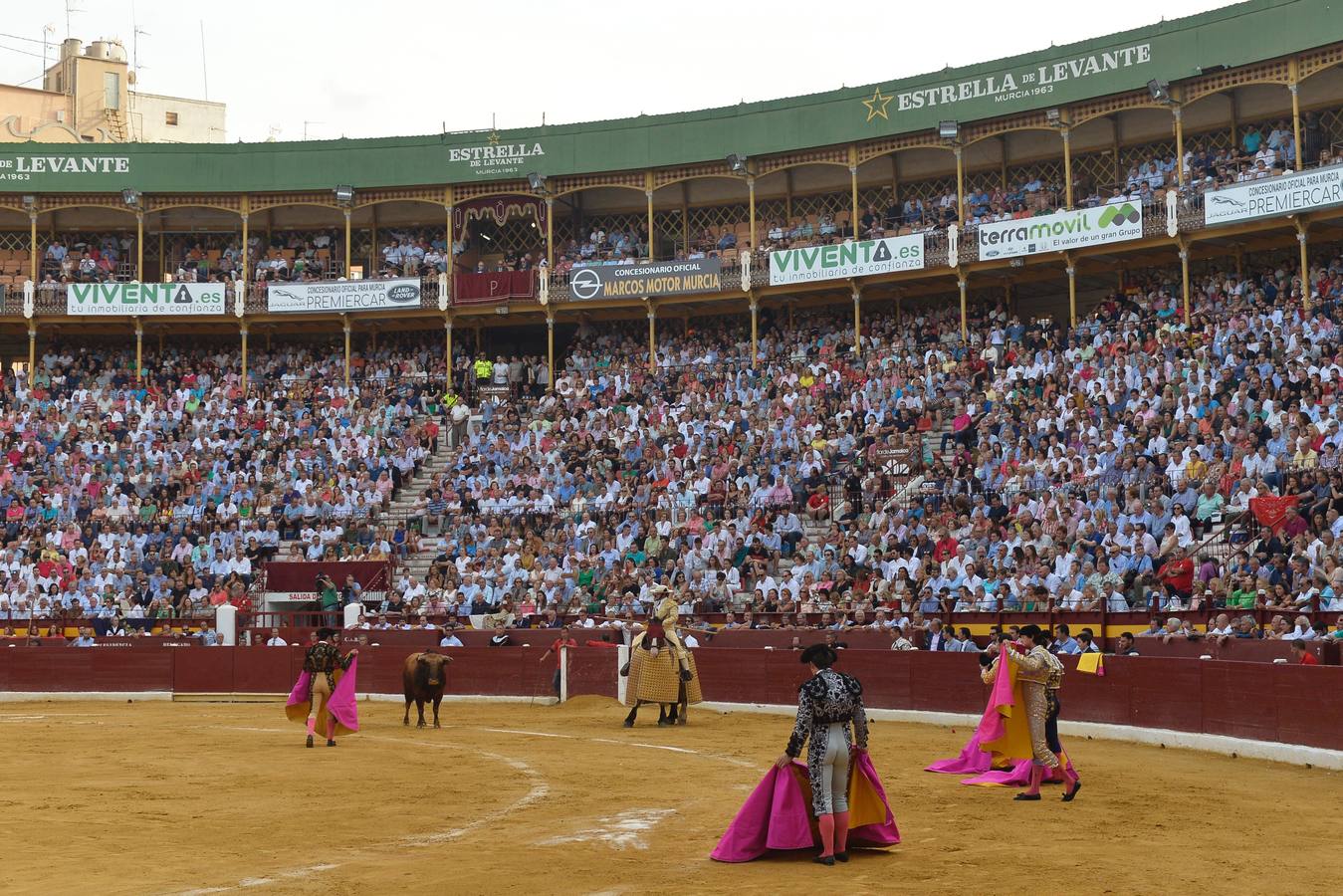 Pepín Liria, El Fandi y Roca Rey han abierto la puerta grande de La Condomina tras repartirse nueve orejas en la última corrida a pie de la prensa