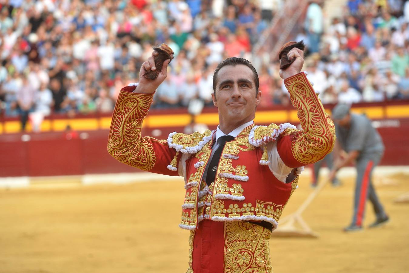 Pepín Liria, El Fandi y Roca Rey han abierto la puerta grande de La Condomina tras repartirse nueve orejas en la última corrida a pie de la prensa