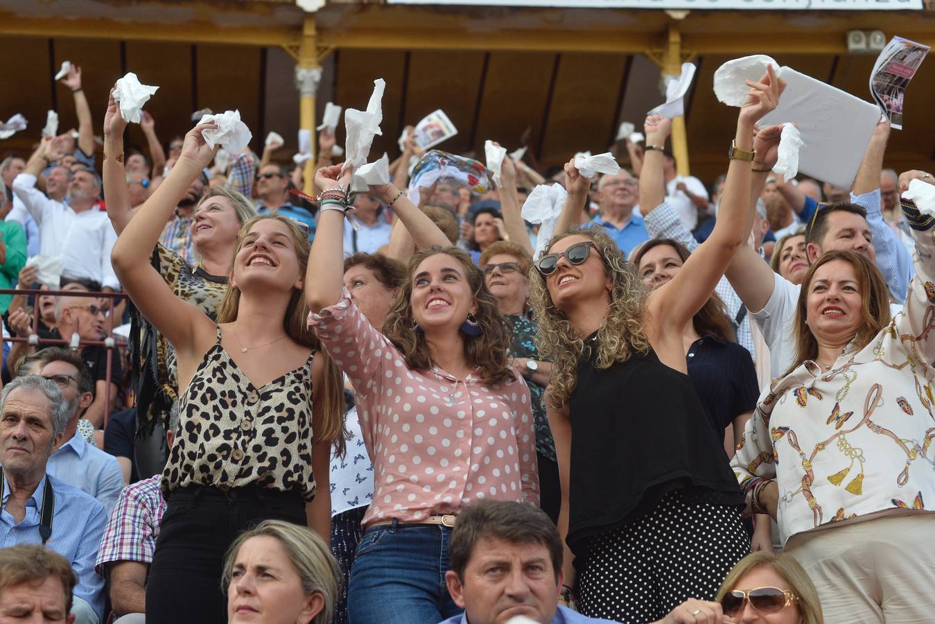 Pepín Liria, El Fandi y Roca Rey han abierto la puerta grande de La Condomina tras repartirse nueve orejas en la última corrida a pie de la prensa