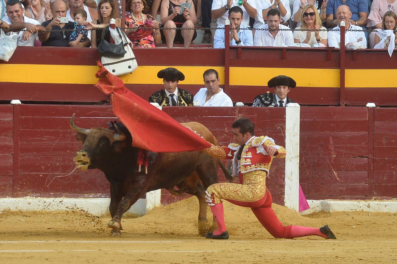 Pepín Liria, El Fandi y Roca Rey han abierto la puerta grande de La Condomina tras repartirse nueve orejas en la última corrida a pie de la prensa
