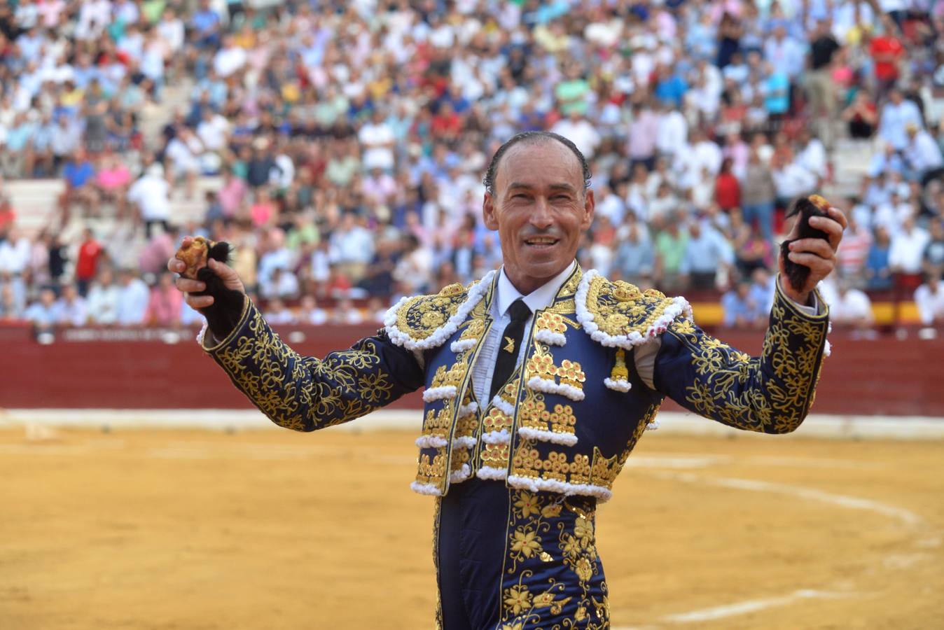 Pepín Liria, El Fandi y Roca Rey han abierto la puerta grande de La Condomina tras repartirse nueve orejas en la última corrida a pie de la prensa
