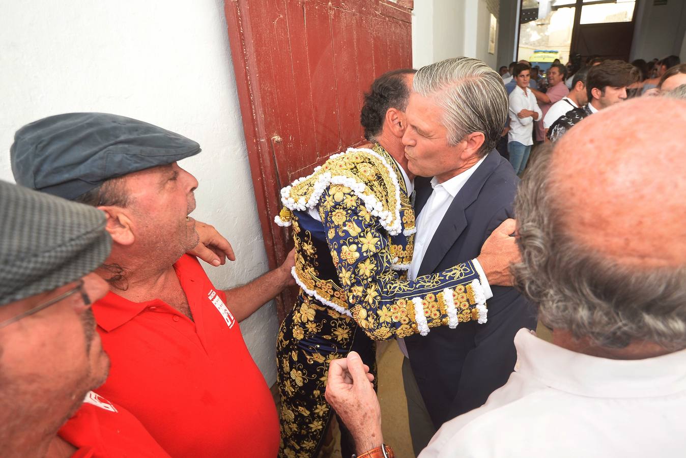 Pepín Liria, El Fandi y Roca Rey han abierto la puerta grande de La Condomina tras repartirse nueve orejas en la última corrida a pie de la prensa