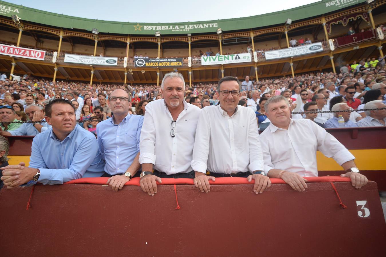 Pepín Liria, El Fandi y Roca Rey han abierto la puerta grande de La Condomina tras repartirse nueve orejas en la última corrida a pie de la prensa