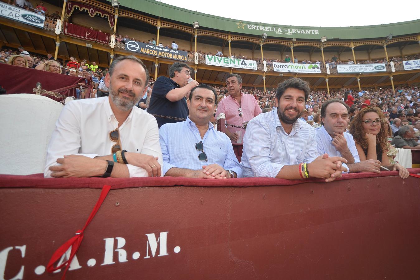 Pepín Liria, El Fandi y Roca Rey han abierto la puerta grande de La Condomina tras repartirse nueve orejas en la última corrida a pie de la prensa