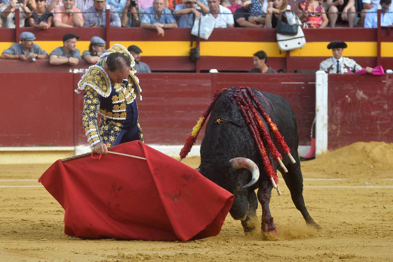 Pepín Liria, El Fandi y Roca Rey han abierto la puerta grande de La Condomina tras repartirse nueve orejas en la última corrida a pie de la prensa