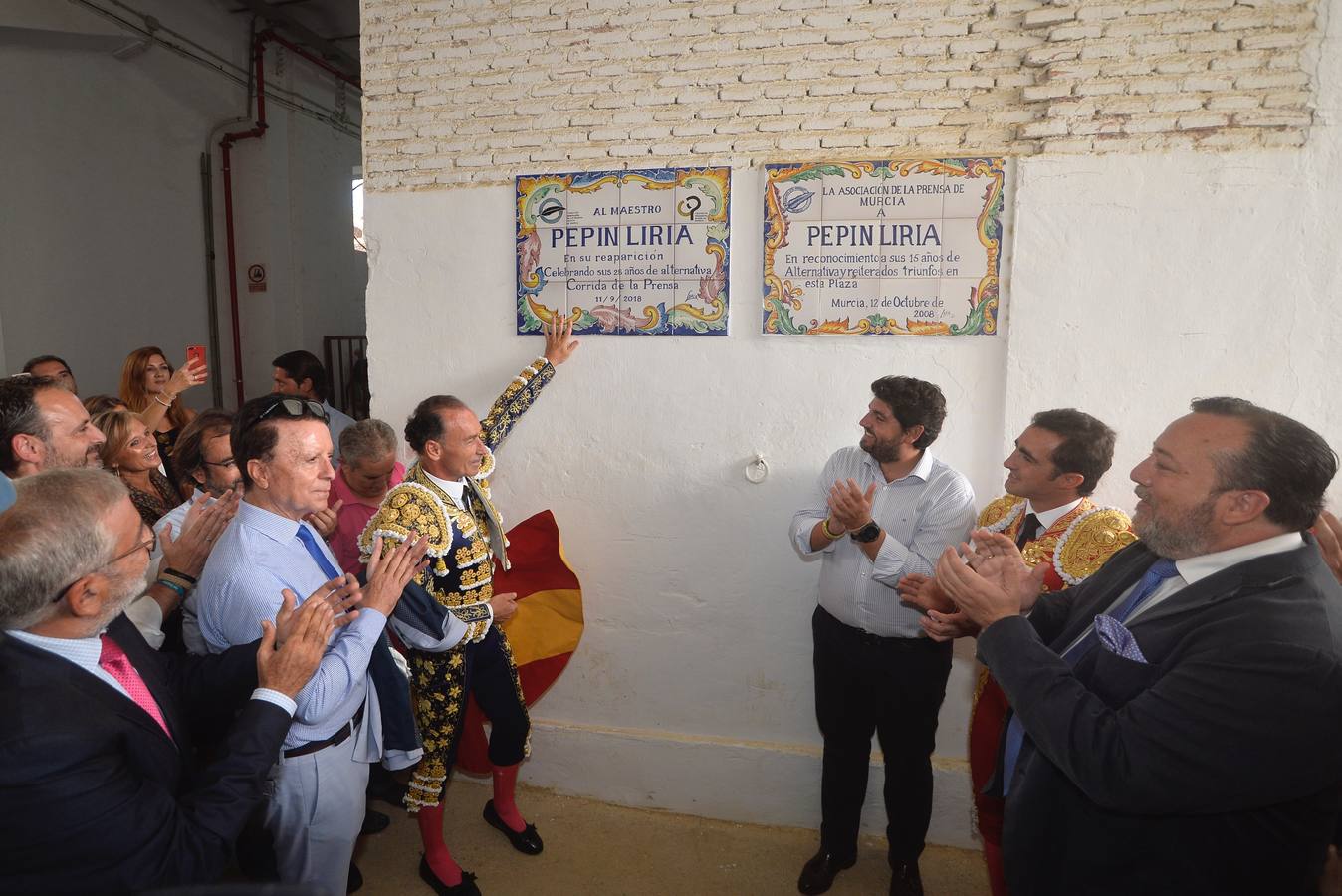 Pepín Liria, El Fandi y Roca Rey han abierto la puerta grande de La Condomina tras repartirse nueve orejas en la última corrida a pie de la prensa