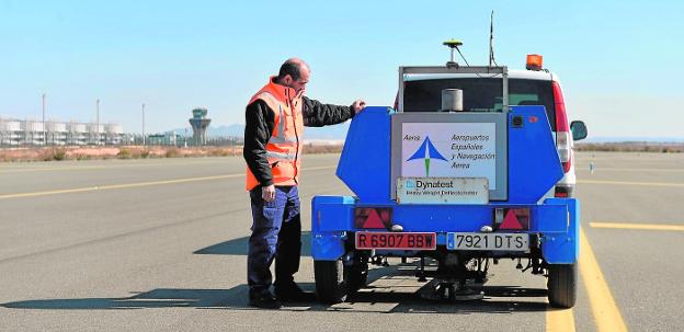 Un equipo de Aena realizó las pruebas de resistencia de la pista del aeropuerto de Corvera en marzo, con resultados positivos. / aGM