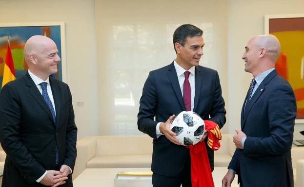 Gianni Infantino, Pedro Sánchez y Luis Rubiales. 