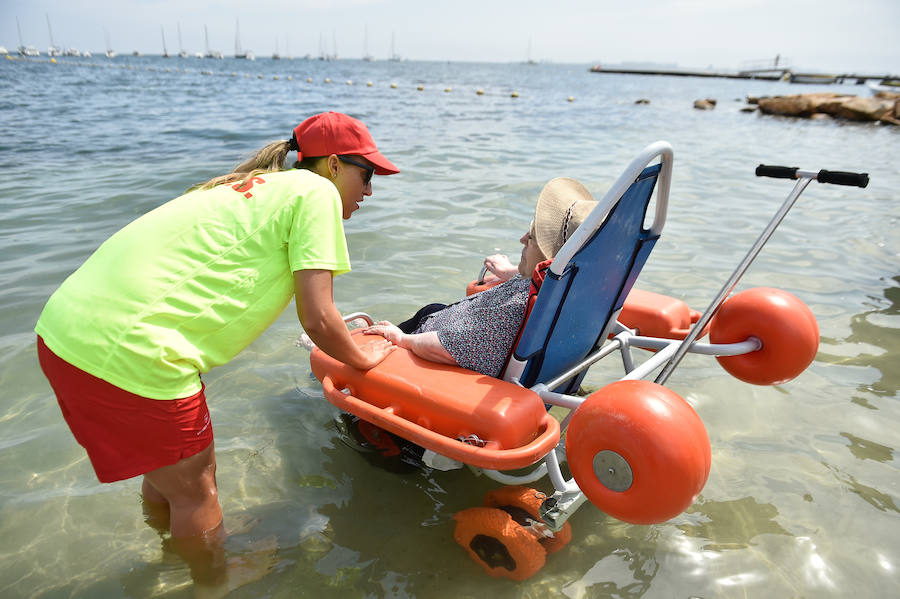 La Fundación Ambulancia del Último Deseo echa a andar en la Región. La iniciativa de un grupo de sanitarios permite a una paciente de 78 años con obesidad mórbida y alto grado de dependencia disfrutar de la playa por primera vez