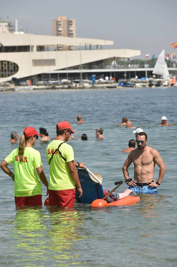 La Fundación Ambulancia del Último Deseo echa a andar en la Región. La iniciativa de un grupo de sanitarios permite a una paciente de 78 años con obesidad mórbida y alto grado de dependencia disfrutar de la playa por primera vez