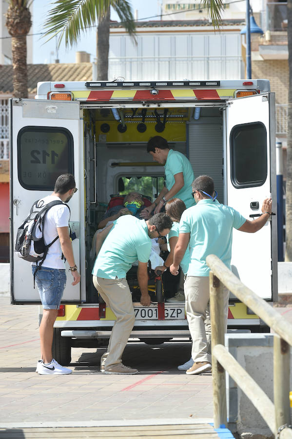 La Fundación Ambulancia del Último Deseo echa a andar en la Región. La iniciativa de un grupo de sanitarios permite a una paciente de 78 años con obesidad mórbida y alto grado de dependencia disfrutar de la playa por primera vez