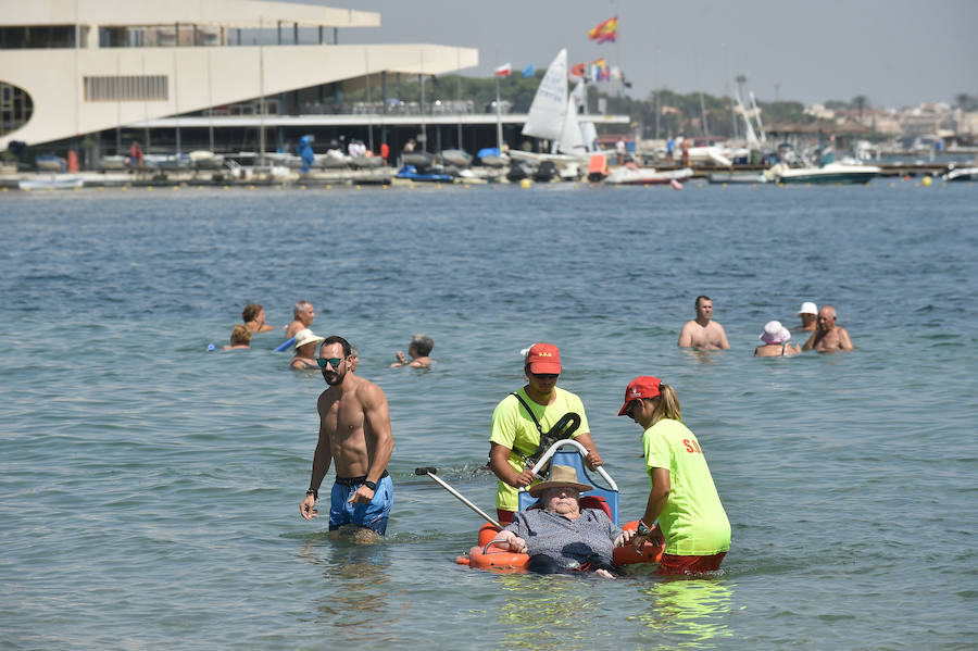 La Fundación Ambulancia del Último Deseo echa a andar en la Región. La iniciativa de un grupo de sanitarios permite a una paciente de 78 años con obesidad mórbida y alto grado de dependencia disfrutar de la playa por primera vez